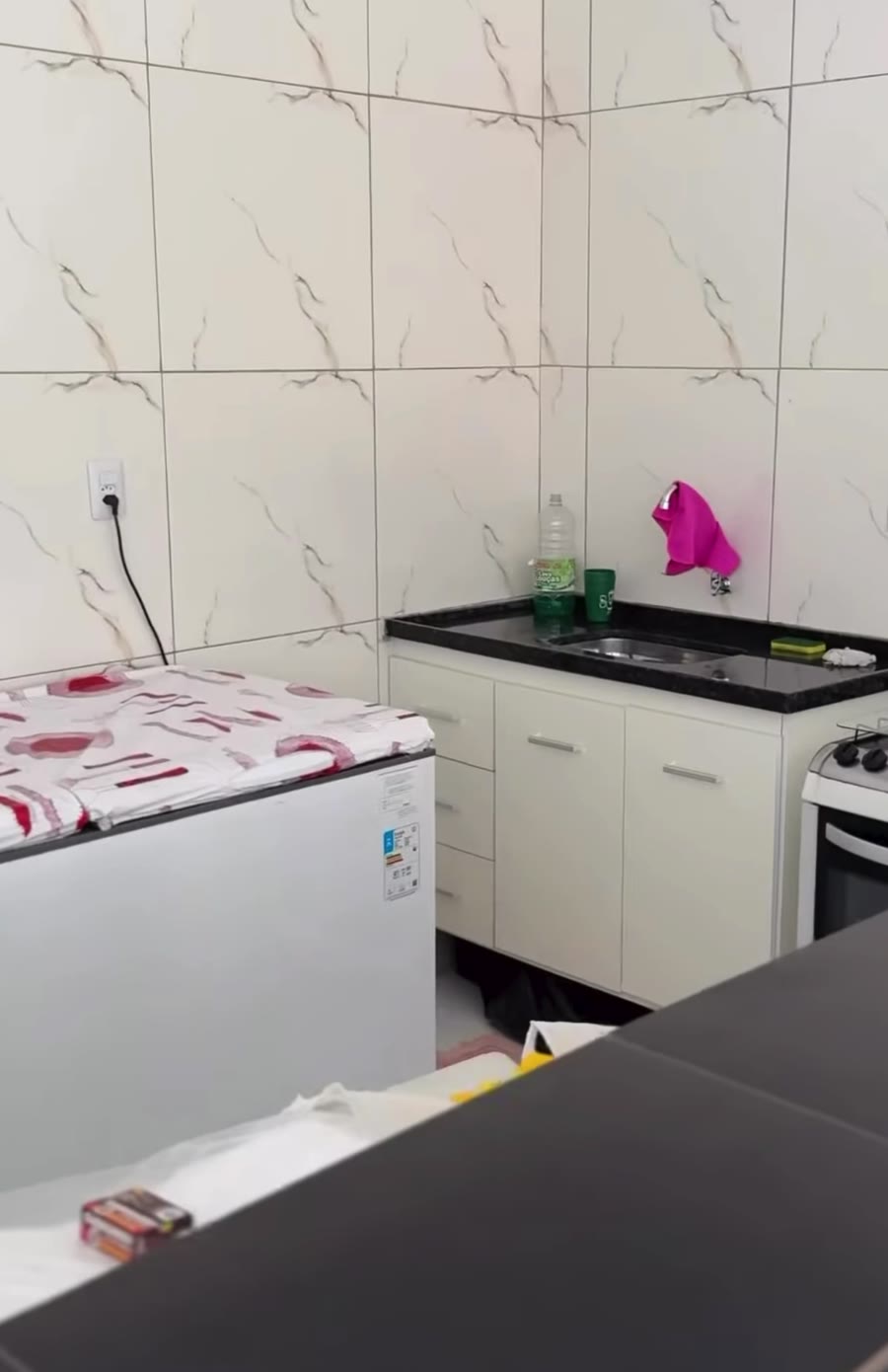 Cozinha de apoio com freezer e fogão