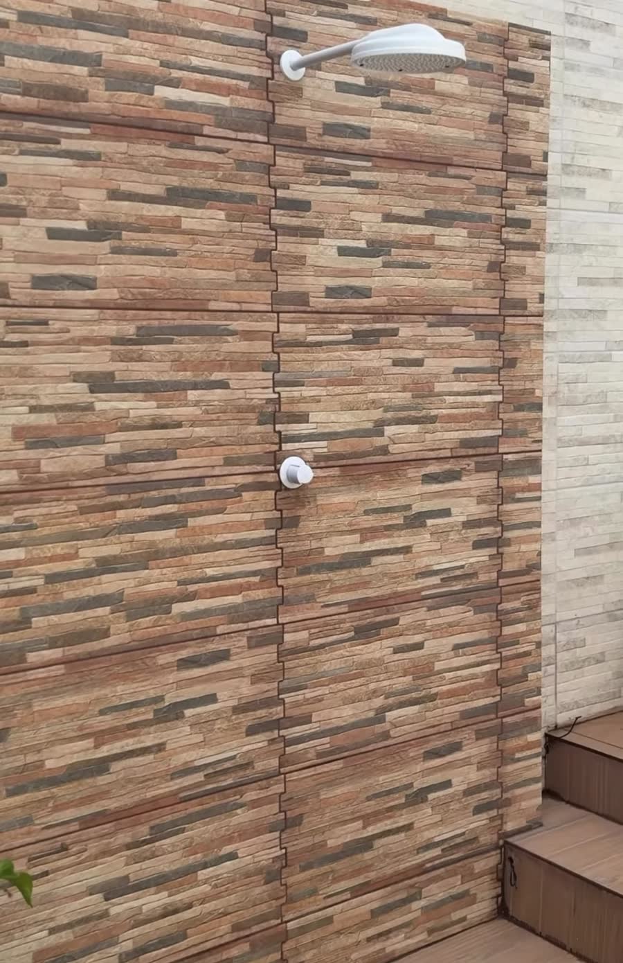 Ducha com revestimento de pedra