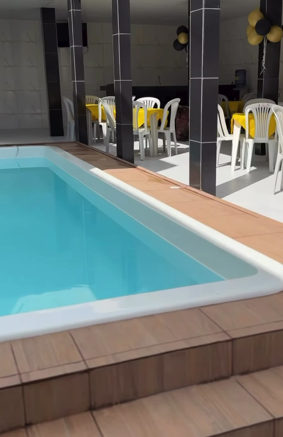 Piscina ao lado da área coberta