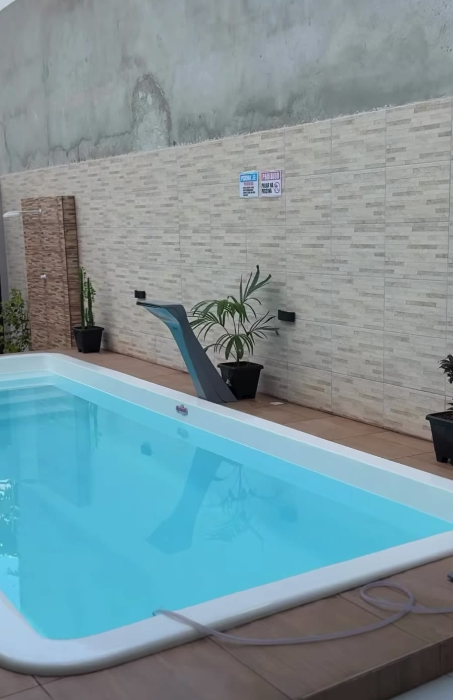 Piscina com cascata