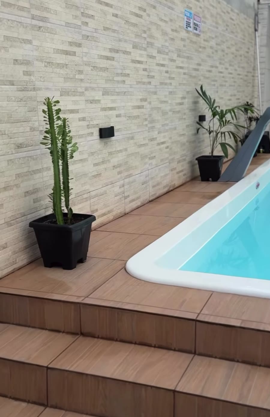 Deck com degraus e piscina