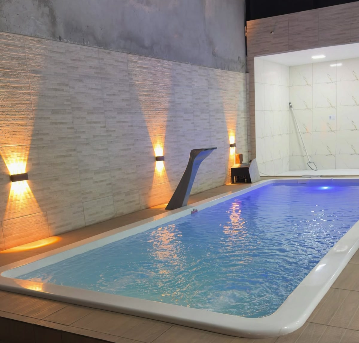 Piscina iluminada à noite