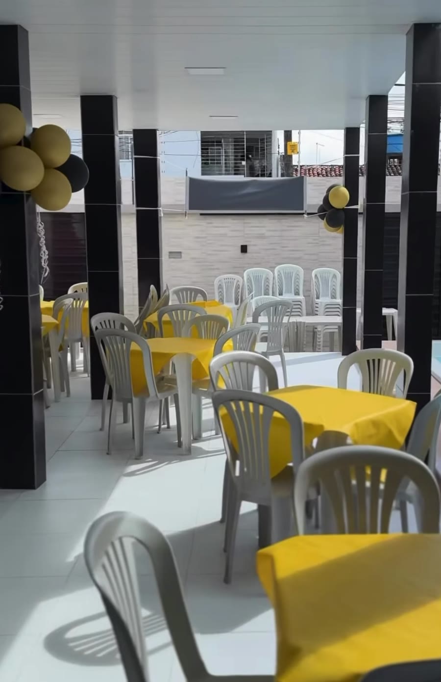 Área coberta com mesas e cadeiras